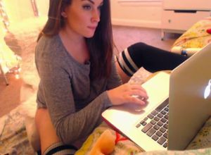 Молодая красотка смотрит порно и мастурбирует